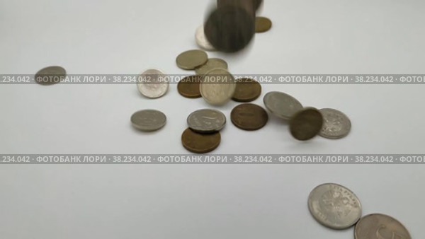 Металлические монеты падают на стол. Российские деньги номиналом 1, 2, 5 и 10 рублей. Наличные деньги на светло-сером фоне. Сверху сыплются серебряные и золотые рубли. Национальная валюта Российской Федерации. Metal coins fall on table. Russian money in denomination of 1, 2, 5 and 10 rubles. Cash on light gray background. Silver and golden rubles pour down from above. National currency of Russian Federation. Стоковое видео, видеограф Ирина / Фотобанк Лори
