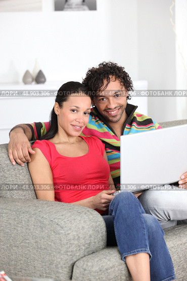 Metis couple using laptop at home. Стоковое фото, агентство Ingram Publishing / Фотобанк Лори