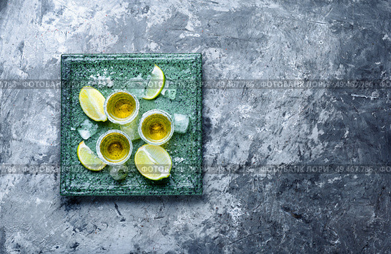 Mexican gold tequila with lime and salt. Tequila shot with lime and salt. Стоковое фото, агентство Ingram Publishing / Фотобанк Лори
