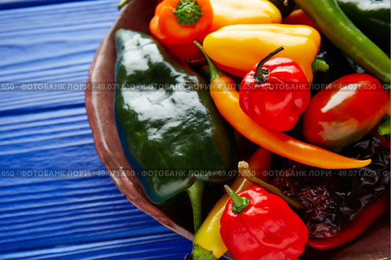 Mexican hot chili peppers colorful mix habanero poblano serrano jalapeno sweet. Стоковое фото, агентство Ingram Publishing / Фотобанк Лори