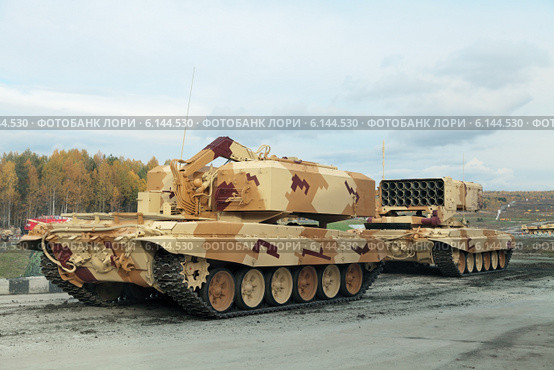 Международная выставка вооружения, военной техники и боеприпасов RAE-2013 г. Нижний Тагил. ТОС-1 "Буратино" - российская тяжелая огнеметная система залпового огня и транспортно-заряжающая машина на базе танка Т-72. Редакционное фото, фотограф Игорь Долгов / Фотобанк Лори