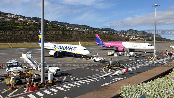 Международный аэропорт Мадейры имени Криштиану Роналду (Madeira Airport). Санта-Круш, Мадейра, Португалия (2023 год). Редакционное фото, фотограф lana1501 / Фотобанк Лори