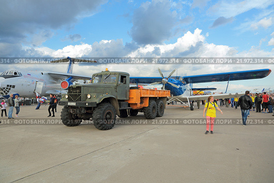 Международный авиационно-космический салон МАКС-2015. Буксировка легкого самолета АН-2 ТВС-2МС. Редакционное фото, фотограф Игорь Долгов / Фотобанк Лори