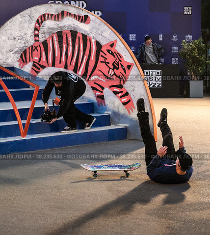 Международный фестиваль экстремального спорта Grand Skate Tour 2022 на ВДНХ в городе Москве. Финал соревнований по скейтбордингу среди мужчин.  Спортсмен из Болгарии Атанасов Мартин упал при выполнении трюка. Редакционное фото, фотограф Наталья Николаева / Фотобанк Лори