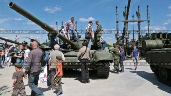 Международный военно-технический форум "Армия-2015". Кубинка, военно-патриотический парк "Патриот". Посетители осматривают бронетехнику. Редакционное видео, видеограф Игорь Долгов / Фотобанк Лори