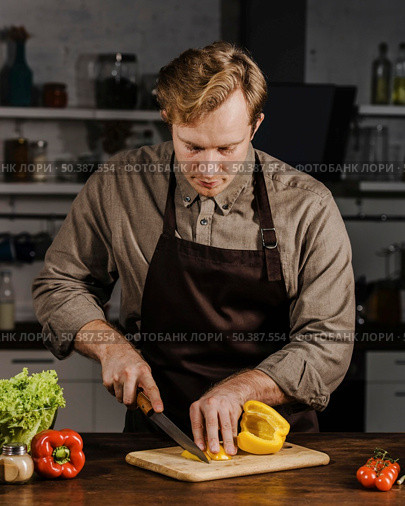 mid shot chef slicing bell peppers. Стоковое фото, агентство Ingram Publishing / Фотобанк Лори