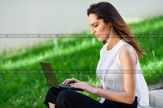 Middle-age businesswoman working with her laptop computer sitting on urban steps outdoors.. Young woman working with her laptop computer sitting on the floor. Стоковое фото, агентство Ingram Publishing / Фотобанк Лори