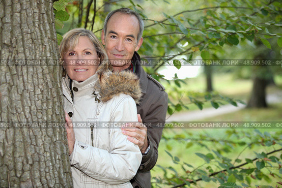 Middle-aged couple strolling in a public park. Стоковое фото, агентство Ingram Publishing / Фотобанк Лори