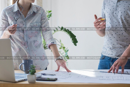 midsection co worker working blueprint office. Стоковое фото, агентство Ingram Publishing / Фотобанк Лори