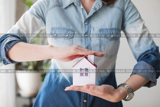 midsection woman protecting house model office. High resolution photo. midsection woman protecting house model office. High quality photo. Стоковое фото, агентство Ingram Publishing / Фотобанк Лори