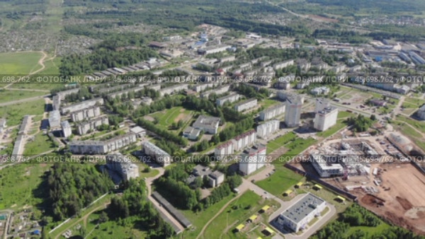 Микрорайон Радужный и строительство школы в городе Кирове - съемка с дрона в 2021 году. Стоковое видео, видеограф Владислав Самошкин / Фотобанк Лори