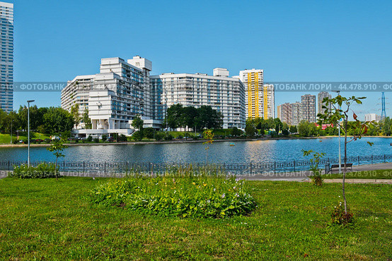 Микрорайон Северное Чертаново летним утром. Москва. Россия (2024 год). Редакционное фото, фотограф E. O. / Фотобанк Лори