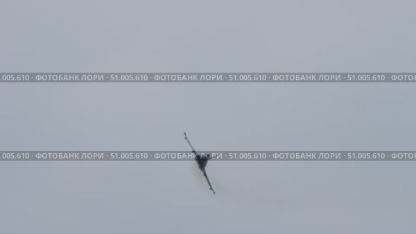 Military jet aircraft flying toward camera in the sky. Стоковое видео, видеограф Данил Руденко / Фотобанк Лори