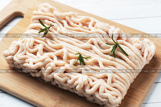 Minced chicken on a cutting Board with spices and lime. White table copy space. Стоковое фото, фотограф Глущенко Елена / Фотобанк Лори
