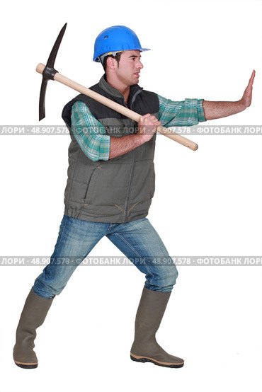 Miner using pick-Axe. Стоковое фото, агентство Ingram Publishing / Фотобанк Лори