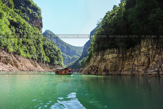 Mini Three Gorges scenic spot, Yangtze River, Chongqing, China. Круиз "Три Ущелья" на реке Янцзы, Китай (2015 год). Редакционное фото, фотограф Римма Тельнова / Фотобанк Лори