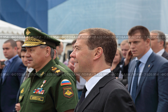Министр обороны Сергей Шойгу и Председатель Правительства Дмитрий Медведев на Международном военно-техническом форуме "Армия-2015". Кубинка, военно-патриотический парк "Патриот" Редакционное фото, фотограф Игорь Долгов / Фотобанк Лори