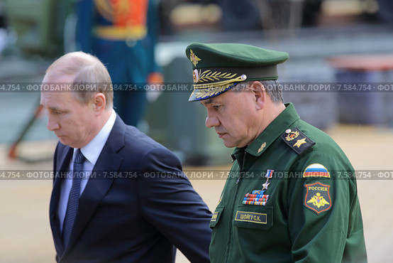 Министр обороны Сергей Шойгу и президент России Владимир Путин на Международном военно-техническом форуме АРМИЯ-2015. Кубинка, военно-патриотический парк "Патриот" Редакционное фото, фотограф Игорь Долгов / Фотобанк Лори