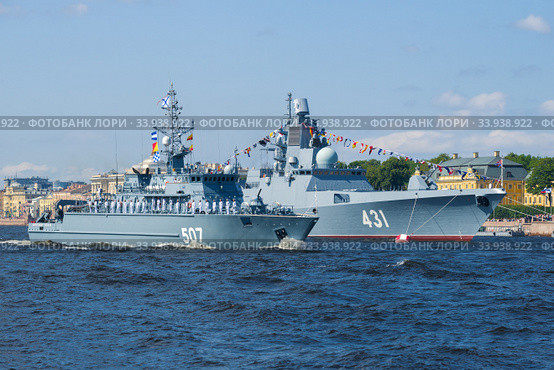 Минный тральщик нового поколения "Александр Обухов" и сторожевой корабль  "Адмирал флота Касатонов" на  военно-морском параде в честь Дня ВМФ. Санкт-Петербург (2019 год). Редакционное фото, фотограф Виктор Карасев / Фотобанк Лори