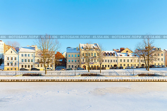 Минск, Беларусь. Троицкое предместье на реке Свислочь. MINSK, BELARUS - January 7, 2024 : Trinity Suburb Traetskae Pradmestse on Svisloch river - historical center, old town of Minsk. Landmark of Belarus capital city Minsk. Стоковое фото, фотограф Елена Серебрякова / Фотобанк Лори