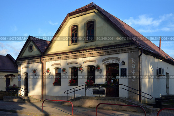 Mir town, Karelichy District, Grodno Oblast, Belarus, October 12, 2024: Cafe "Likhtarik 1876", 17 September Square, 13 in old house. Редакционное фото, фотограф Алексей Антипов / Фотобанк Лори