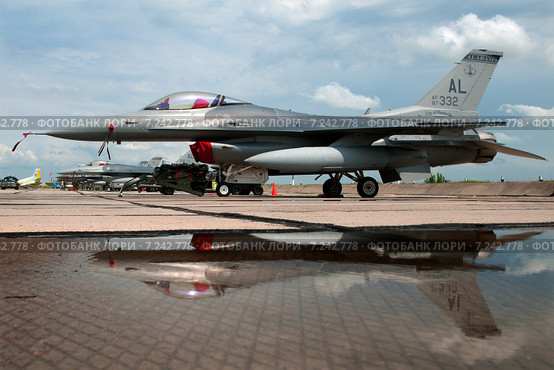 Миргород, Украина - 22 июля 2011. Истребитель General Dynamics F-16C Fighting Falcon на аэродроме в Миргороде, на учениях "Безопасное небо-2011" Редакционное фото, фотограф Сергей Попсуевич / Фотобанк Лори