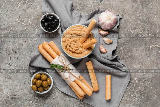 Миски с хумусом, оливками и кучей вкусных итальянских гриссини на фоне гранж. Стоковое фото, фотограф Pixel_shot / Фотобанк Лори