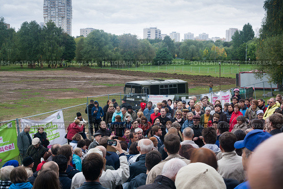 Митинг против застройки парка Дружба. Район метро Речной Вокзал, Москва, САО. Выступает с речью Леонид Андреевич Зюганов. 12 сентября 2015 года. Редакционное фото, фотограф Наталья Федорова / Фотобанк Лори