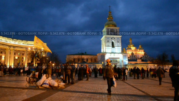 Митинг возле Михайловсокого монастыря ("Евромайдан") в связи с приостановкой рассмотрения вопроса об ассоциации Украины с Евросоюзом (01.12.13) (2013 год). Редакционное видео, видеограф FMRU / Фотобанк Лори