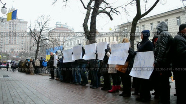 Митинг возле "Нафтогаза Украины". Пикетчики требуют уволить Романа Билягу с поста директора  по формированию методологии закупок предприятиями сферы корпоративного управления "Нафтогаза" (2016 год). Редакционное видео, видеограф FMRU / Фотобанк Лори