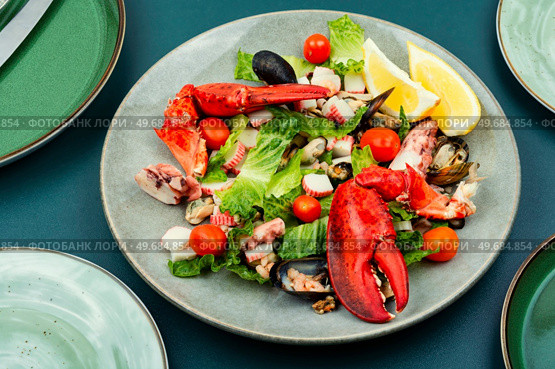Mix of salad with oysters, mussels, lobster and vegetables.. Seafood salad on a plate. Стоковое фото, агентство Ingram Publishing / Фотобанк Лори
