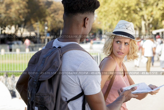 mixed couple of tourists arguing about directions. Стоковое фото, агентство Ingram Publishing / Фотобанк Лори