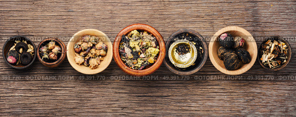 Mixture herbal floral tea in wooden mortar.Assortment of dry tea. Dry tea leaves. Стоковое фото, агентство Ingram Publishing / Фотобанк Лори