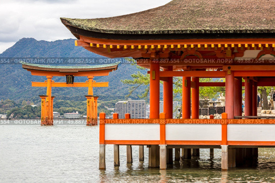 Miyajima, Hiroshima, famed floating torii gate Japan. Стоковое фото, агентство Ingram Publishing / Фотобанк Лори