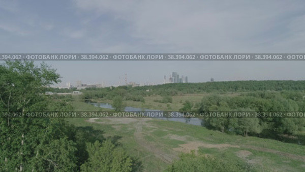 Мнёвниковская пойма реки Москвы в 2018 году до строительства высокоэтажных домов. Съёмка с коптера. Стоковое видео, видеограф Евгений Ковалев / Фотобанк Лори
