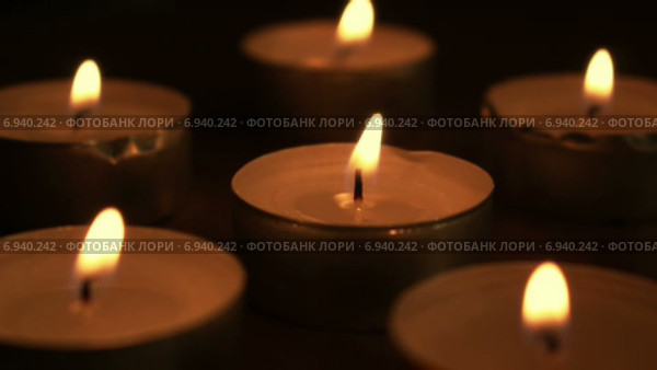 Много свечей. Стоковое видео, видеограф Давид Копалеишвили / Фотобанк Лори