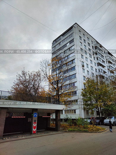 Многоэтажное  здание расположенное рядом с подземной парковкой, Москва, улица Юннатов. Редакционное фото, фотограф Мария Сергеева / Фотобанк Лори