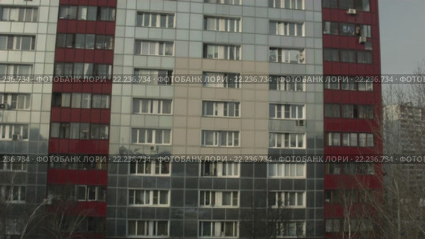 Многоэтажный дом в спальном районе большого города. Съемка с коптера. Стоковое видео, видеограф Евгений Ковалев / Фотобанк Лори
