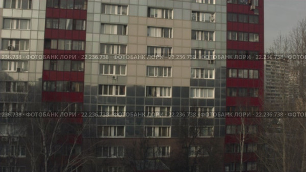 Многоэтажный дом в спальном районе города Одинцово. Вылет через деревья. Вид с коптера. Стоковое видео, видеограф Евгений Ковалев / Фотобанк Лори