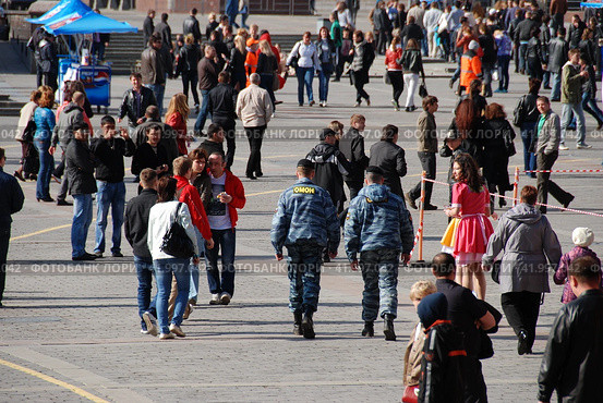 Многолюдно на Манежной площади в Москве (2010 год). Редакционное фото, фотограф lana1501 / Фотобанк Лори