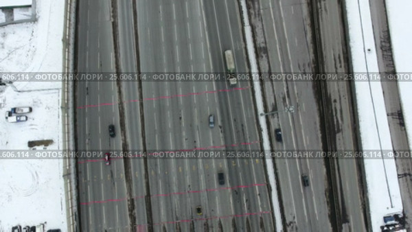 Многополосная автомобильная дорога в зимнее время года, полет и вид сверху (2017 год). Стоковое видео, видеограф Кекяляйнен Андрей / Фотобанк Лори