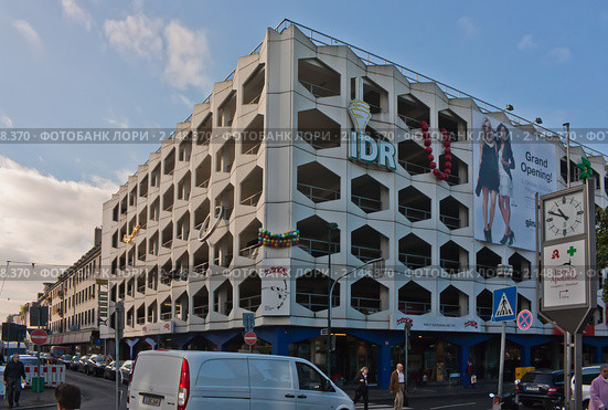 Многоярусная парковка в центре Дюссельдорфа (2010 год). Редакционное фото, фотограф Сергей Якуничев / Фотобанк Лори