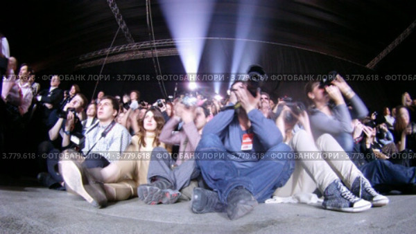 Множество фотографов на Неделе Моды, таймлапс (2012 год). Редакционное видео, видеограф Losevsky Pavel / Фотобанк Лори