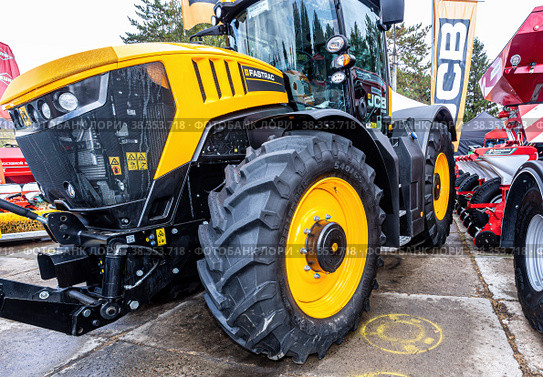 Modern agricultural wheeled tractor JCB (2019 год). Редакционное фото, фотограф FotograFF / Фотобанк Лори