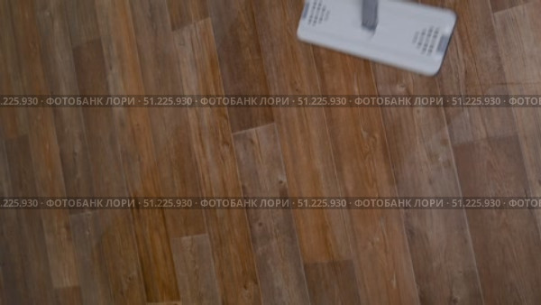 Modern mop washes brown linoleum floors, cleaning concept household chores. Стоковое видео, видеограф Катерина Белякина / Фотобанк Лори