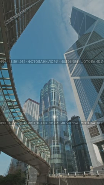 Modern skyscrapers reflect city skyline in bright daylight. Стоковое видео, видеограф Михаил Коханчиков / Фотобанк Лори