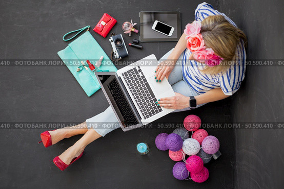 Modern woman sitting on the floor with computer in her lap. Стоковое фото, агентство Ingram Publishing / Фотобанк Лори