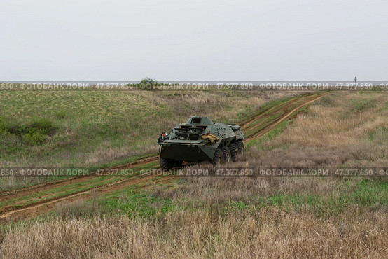 Модификация бронетранспортёра БТР-80 в степи на полевой дороге. Волгоградская область, Городищенский район, Россия. Стоковое фото, фотограф Андрей Цыганков / Фотобанк Лори