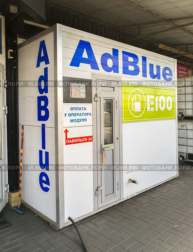 Модуль для продажи AdBlue на стоянке грузового транспорта по трассе М4 "Дон" Редакционное фото, фотограф Вячеслав Палес / Фотобанк Лори