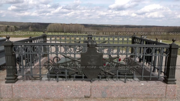 Могила Багратиона на Бородинском поле. Май. Bagration's grave on the Borodino field. May. Редакционное видео, видеограф Горшков Александр / Фотобанк Лори